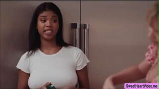 החורגת ניה Nacci לצפות דנה DeArmond מלקק לה כוס רטוב