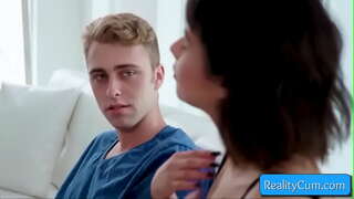 Bakın bu tatlı genç esmer emme büyük horoz ve elde onu amcık parmaklı derin