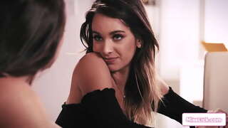 חזה גדול השולט, הבוס רוצה לראות אותה חזק ברונטית העובדים ציצים עליז אם היא רוצה לשמור על העבודה שלה.היא הושיב אותה על הברכיים שלה ללקק את הכוס שלה