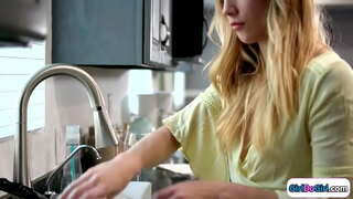 Big tits blonde a &#039; tighinn dhachaigh tràth gu h-beag tits gf agus iad air a chomharrachadh le leabhar na bàrdachd sex.Tha iad a kiss agus busty babe tha rimmed agus facesits i