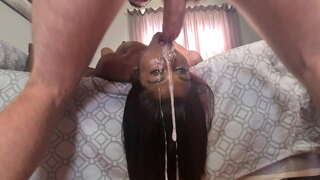 Desi lavire me kokë poshtë facefuck