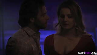 Sexy babe ELiza Eves tuku i te paari whängai werohia tona reka mawhene ki tona mauiui tikaokao