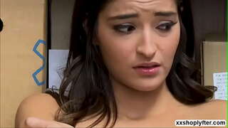 Horny an t-Oifigear mu dheireadh, thèid cothrom murt Emily Willis ann doggy