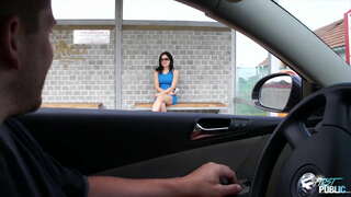 Fëlliqur tip vjelja e vetmuar foshnja në stacionin e autobusëve, duke e treguar atë si të ftohtë është publik të bëni seks në natyrë