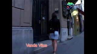 Morena beleza Sarah Azul com seios naturais cavalga pau em todas as posições