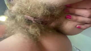 Tüylü kedi amatör ile dans