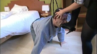 ���აყვარელი მიღების მისი მამრობითი მონები lick მისი მაღალი ქუსლები ფეხსაცმელი