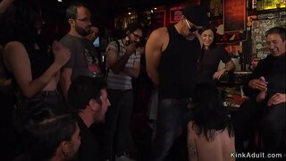 Евро хар үстэй боол зарим бар хийсэн долоох болон хөхүүл cock