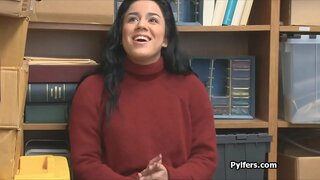 Curvy లాటిన దొంగ ఛేదించారు మరియు ద్వారా ఇబ్బంది పెట్టాడు horny గార్డు