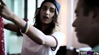 Chad e haere ana ki roto ki te familys whare hakari i roto i te ringa Rongo i a ia e tomo