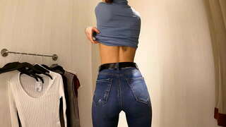 WOW! Hot girl with small tits dressing t-saoir agus blouses poblach locker room 4K 60Fps