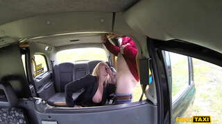 Fake Tacsaidh Hot Babe Holly Kiss a-Mhàin i Casan agus Sucks Cock